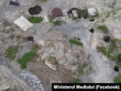 Craterele formate deasupra minelor vechi din Salina Praid - pe aici apa a inundat întreaga salină.