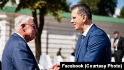 Ministrul roman al Apărării, Ionut Mosteanu, alături de emisarul președintelui Donald Trump, Keith Kellog.