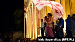 Акция движения «Белый шум» у здания парламента