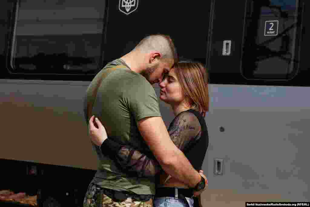 Ýylyň dowamynda iň işjeň gatnawly ugurlaryň biri Kiýewden gelýän ýokary tizlikli otlydy, ol köplenç "durmuş otlusy" diýlip atlandyrylýar.Soňky wagtda ol müňlerçe adamyň öýlerine barýan ýoly boldy. Otlylar esgerleri, olaryň maşgalalaryny, meýletinçileri we bosgunlary daşaýardy.