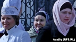 Мөслимәләр яулыкны төрлечә бәйли