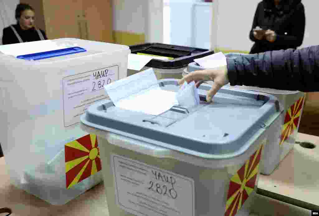 Се гласа на 3.474 избирачки места, на кои до 19 часот правото на глас можат да го искористат 1.832.415 граѓани.