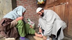 سرينګر کې مالش کوونکي د هډوکو او عضلاتو د دردونو درملنه کوي