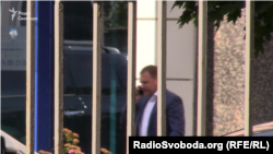 Бізнесмен Віталій Кропачов виходить з одного зі столичних офіс-центрів 26 червня 2018 року