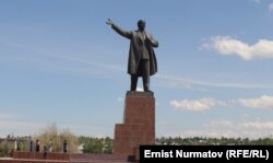 Оштогу Лениндин эстелиги. 2017-жылы тартылган сүрөт. бул эстелик 1975-жылы орнотулган. Ал советтик скульптор, СССР Көркөм өнөр академиясынын президенти Николай Томскийдин эмгегине таандык.