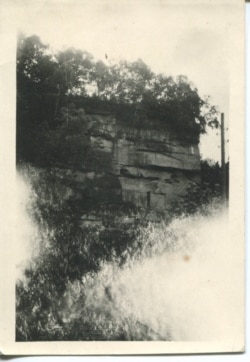 Це фото із особистого архіву Леоніда Рабиновича. На його зворотній стороні написано: «Тут я знайшов Сікстину» zwinger.it Літературна спадщина Леоніда Волинського | Тексти та дослідження Олени Костюкович. Із публікації «Настоящего времени»