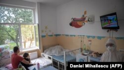 Medic într-un salon pentru pacienții COVID din spitalul Victor Babeș din Timișoara