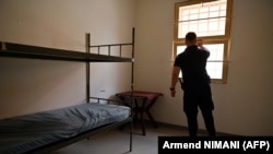 Një zyrtar i Policisë së Kosovës duke e mbyllur dritaren e një burgu në Pasjan të Gjilanit. Këto hapësira Kosova ia ka dhënë për shfrytëzim Danimarkës për 10 vjet.