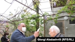 დედოფლისწყაროს მერი ნიკოლოზ ჯანიაშვილი მოქალაქეს სიცხეს უზომავს