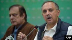 عمر ایوب (له ښي لوري لومړی) په قامي اسمبلۍ او شبلي فراز په سېنېټ کې د مخالفو ګوندونو مشران او د تحریک انصاف مخکښ سیاستوالان دي - انځور له ارشیفه.