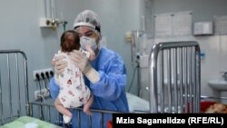 Medicii infecționiști spun că majoritatea copiilor care ajung în spital în valul V sunt sugari. (Imagine generică)