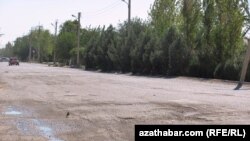 Sürijiler ýollaryň ýaramazlygyndan zeýrenýär.