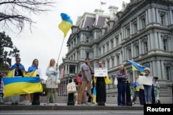 Пикет в поддержку Украины в Вашингтоне во время саммита европейских лидеров и президента США