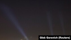 Пошук дронів у небі під час нічної атаки, ілюстраційне фото