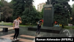 Старшеклассники катаются на скейтбордах у памятника Шокану Уалиханову. Алматы, 6 мая 2017 года.