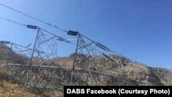 یک پایه برق تخریب شده