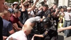 Moskovska policija tukla te privodila demonstrante i opozicionare