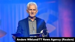 Activistul pentru drepturile omului Ales Bialiatski, fondator al organizației Viasna (Belarus), primește premiul „Right Livelihood Award 2020” la ceremonia de la Stockholm, 3 decembrie 2020. (Imagine de arhivă)