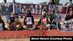 په پاکستان کې په زوره د تری تم شويو کسانو خپلوان احتجاج کوي ــ انځور له ارشيفه