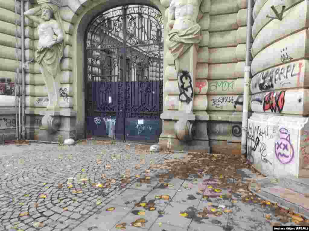 Spațiul lateral din zona Palatului BCR.