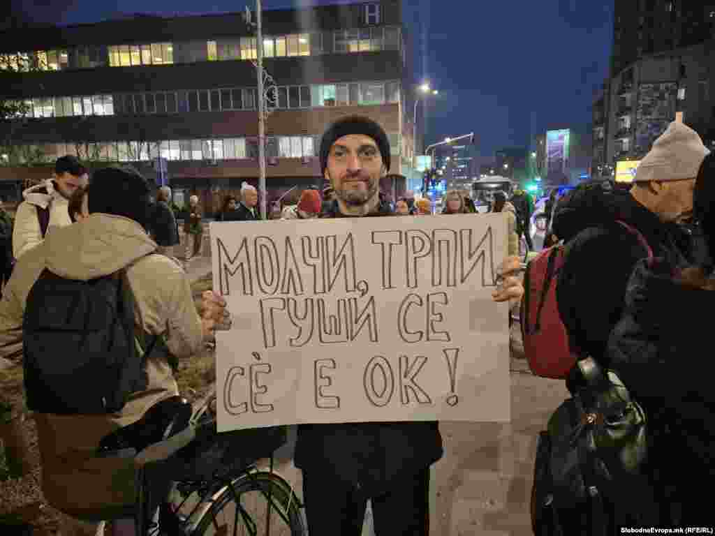 Насобраните ги повикаа сите кои го следат протестот на социјалните мрежи да им се придружат.