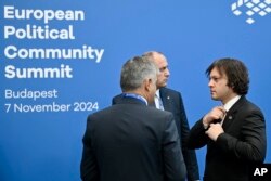 Premierul Georgiei, Irakli Kobakhidze (dreapta) sosește la Summitul Comunității Politice Europene (CPE) la Arena Puskas de la Budapesta, pe 7 noiembrie 2024.