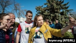 Діти російського мера Євпаторії Андрія Філонова Олександр і Дарина на пробіжці. Євпаторія, 6 квітня, 2019 року