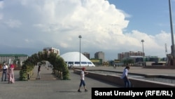 Горожане на площади, которую собираются назвать в честь первого президента Казахстана. Уральск, 6 июня 2018 года.  