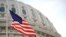 Американский флаг на здании конгресса США в Вашингтоне.