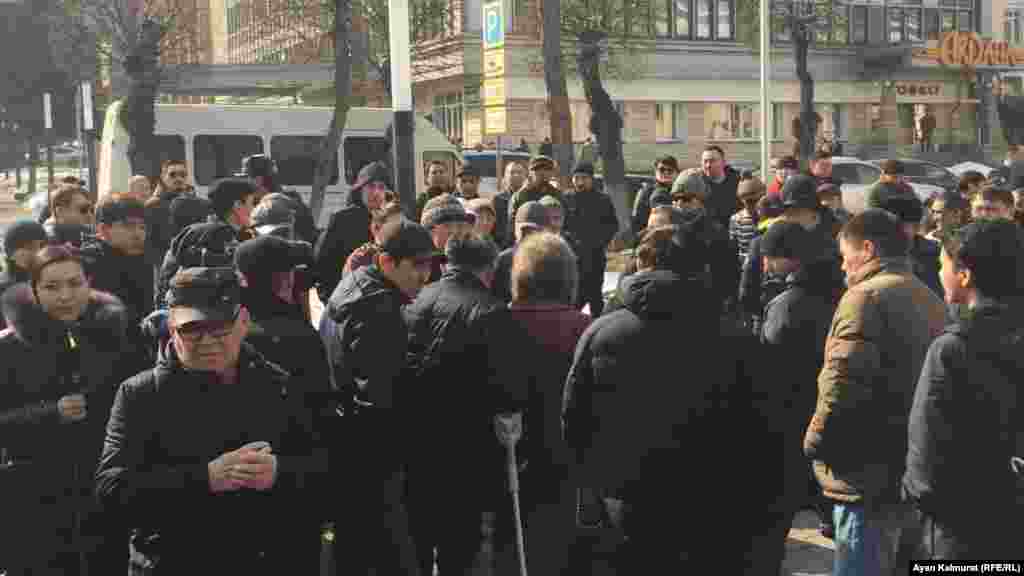 Ақпанның 27-сі күні таңертең Алматыдағы "Нұр Отан" ғимараты алдына ондаған адам жиналды.&nbsp;