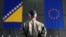 Pripadnik EUFOR-a ispred zastava BiH i EU