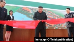 Державне агентство ЦТАК оприлюднило це фото, на якому Кім Чен Ин (с) урочисто перерізає стрічку, в своєму повідомленні за 2 травня 2020 року