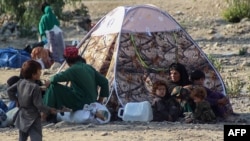 افغانستان - مردم پس از زلزله، در بیرون یک پناهگاه موقت در ولسوالی چوکی ولایت کنر