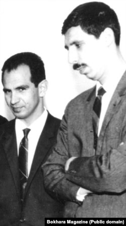 سیروس آموزگار در جوانی (راست)