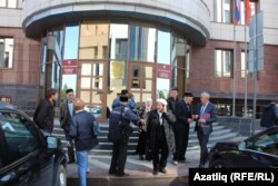 Татарстан Югары мәхкәмәсенә Вахит Имамовка теләктәшлек күрсәтергә килүчеләр