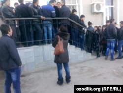 Жаңа үлгідегі төлқұжат алу үшін кезекте тұрғандар. Самарқанд аймағы, Өзбекстан,14 қаңтар 2015 жыл.