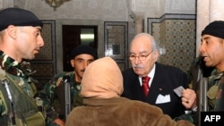 Тунисттик аял президент Фуад Мебазаа менен жолугушууда. Өкмөттүк сарай. 17-январь, 2011