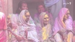 د هند په یو ښار کې کونډې هم هولي لمانځي