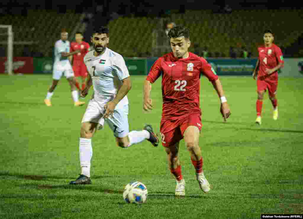 Буга чейин Кыргызстан менен Палестина менен алты жолу ойногон. Ал оюндарда үч жолу тең чыгып, эки жолу Кыргызстан жеңишке жеткен. Акыркы жолу атаандаштар 2019-жылы Бишкекте жолдоштук беттеш өткөрүп, ал оюн 2:2 эсебинде тең чыгуу менен аяктаган.
