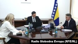 Članovi Predsjedništva BiH Željka Cvijanović, Denis Bećirović (u sredini) i Željko Komšić na sjednici u Sarajevu, 21. 11. 2024.