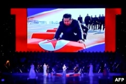 Лидер КНДР Ким Чен Ын прощается с солдатами, погибшими на войне против Украины. Кадр северокорейского ТВ, показанный на концерте в Пхеньяне, где присутствовали высокопоставленные гости из России