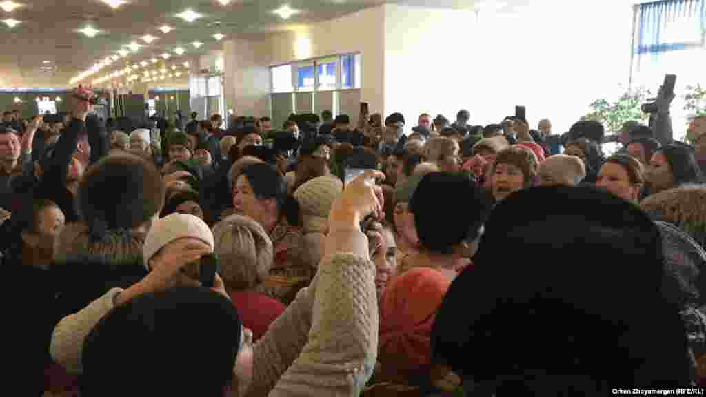 Наразы топ "әкім" деп айғайлап, қала әкімінің келуін талап етті. Астана, 15 ақпан 2019 жыл