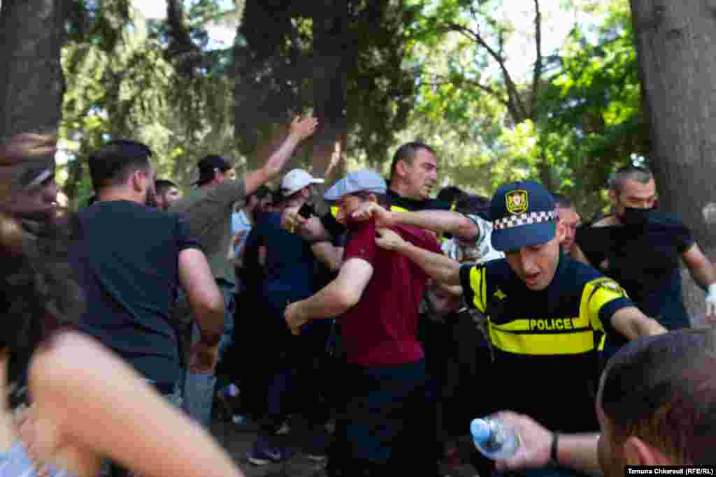 О первых фактах нападения на журналистов СМИ сообщили вскоре после начала гомофобной акции