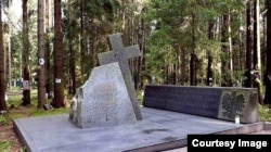 Таким был памятник репрессированным полякам на Левашовском мемориальном кладбище