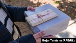 Proteza dhe një çokollatë me mbishkrimin "Shpresa është më e fortë sesa frika".