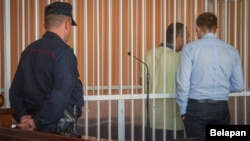 Аркадзь Патапаў у клетцы для падсудных, да пачатку паседжаньня. 2 жніўня 2018 году