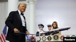 În prima sa zi înapoi în Casa Albă, Donald Trump a semnat o serie de ordine executive care scot SUA din Acordul Climatic de la Paris și OMS, încearcă să redefinească cetățenia americană și grațiază oamenii care au luat cu asalt Capitoliul în 6 ianuarie 2021.