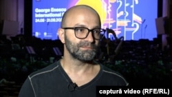 Cosmin Bănică a studiat la București de unde este originar. Are doi copii pe care îi învață cu sfințenie limba română.