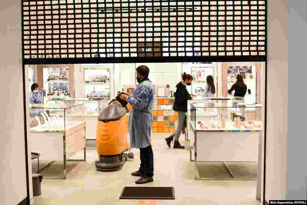 პერსონალი მზადების პროცესში -&nbsp;ხვალ "გრძელი დღე" იქნება.&nbsp;&nbsp;&nbsp; 