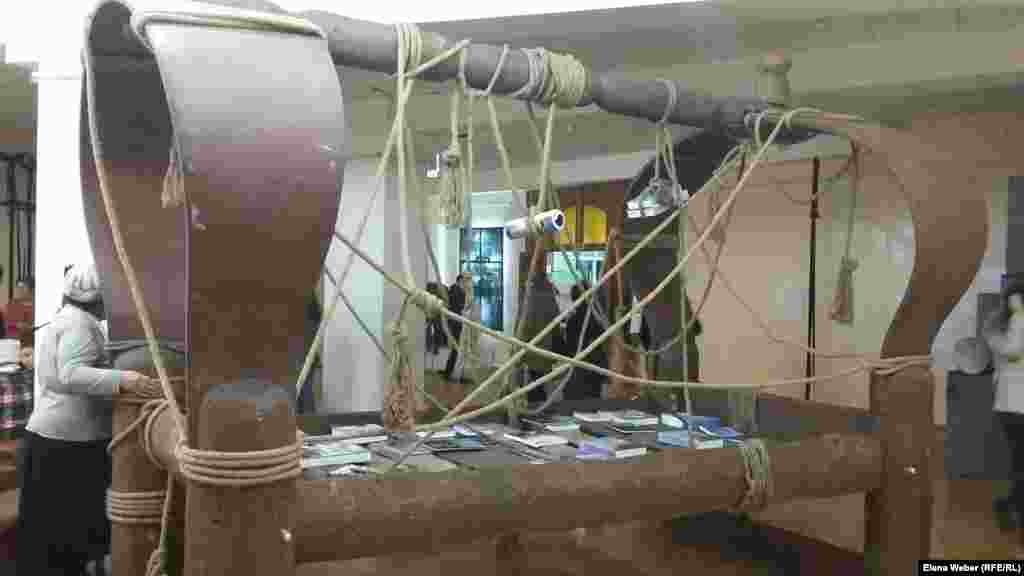 Внимание людей привлекала огромная колыбель "Сылдырмак" в центре зала,&nbsp;символизирующая новую жизнь для тех, кто невольно оказался в степях Казахстана. Автор этой инсталляции художник Сырлыбек Бекботаев рассказал, что в этом названии скрыт метафорический смысл: успокоение плачущего ребенка погремушкой и колыбель как надежда и обещание обрести покой тем, кто продолжил свою жизнь в местной степи.